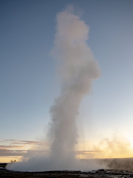 Sprudelnder Geysir in Island von Caroline Guerain