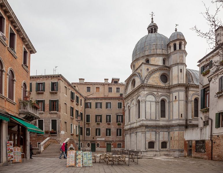 Square with church old town in Venice, Italy by Joost Adriaanse