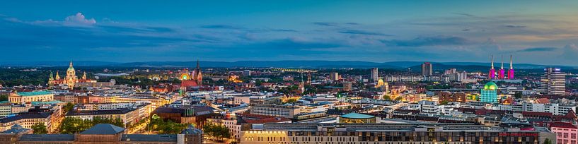 Skyline panorama of Hannover at night by Michael Abid