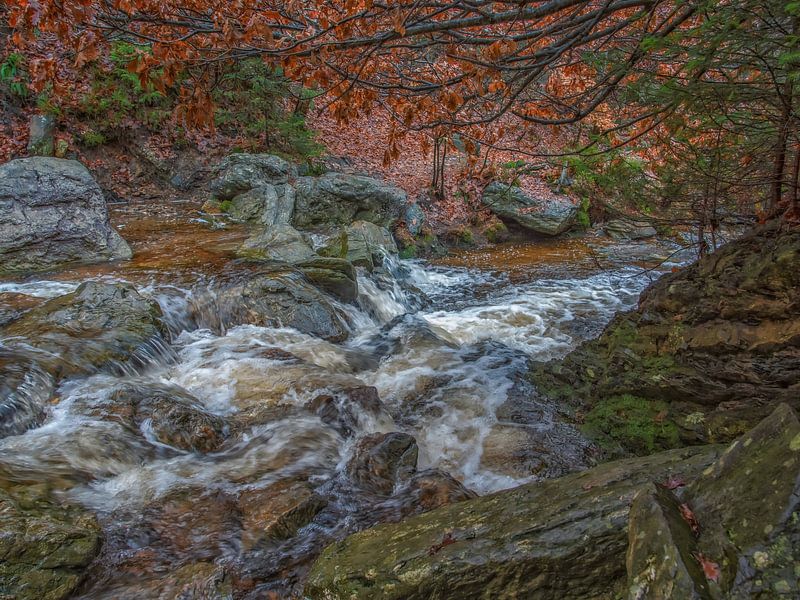Fließender Fluss aus dem Bayehon-Wasserfall von Nature Life Ambience