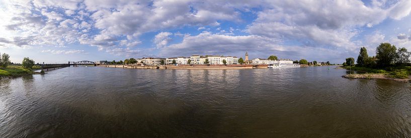 Panorama vom Fluss IJssel mit Blick auf Zutphen von Maarten Zeehandelaar