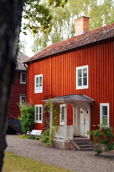 Red swedish farm with porch I Linköping by Floris Trapman