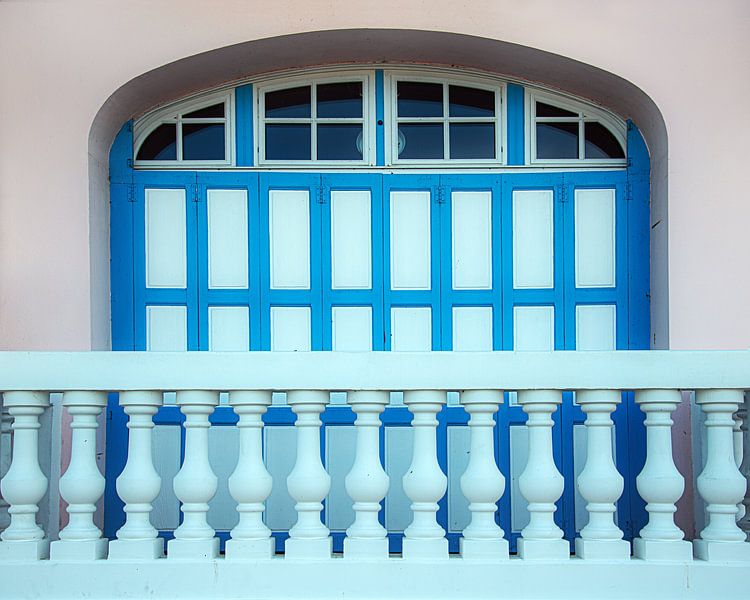 Un balcon bleu à une fenêtre bleue par Harrie Muis