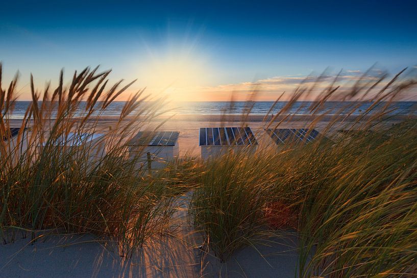 Stimmungsvoller Sonnenuntergang an der niederländischen Küste von gaps photography