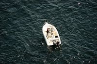 Pêcheur seul dans la mer