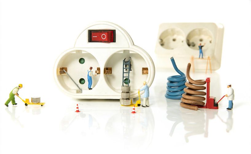 Miniaturen, die an der Elektrizität arbeiten von ChrisWillemsen