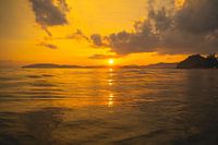 Magnifique coucher de soleil sur la plage d'Aon Nang en Thaïlande.