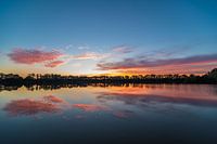 mooi stil water tijdens de zonsondergang.