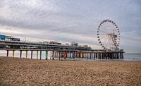 Strand von Scheveningen mit dem Riesenrad im Hintergrund, keine Menschen auf dem Bild an einem Winte