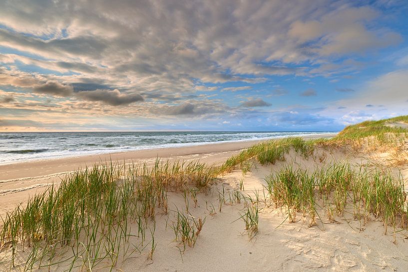 Coucher de soleil sur une plage déserte de la mer du Nord par Jenco van Zalk
