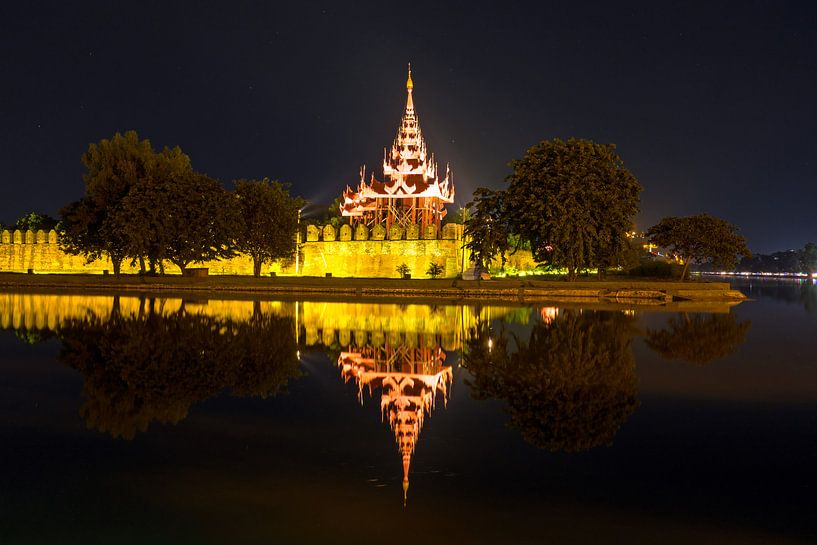 Pagode illuminée la nuit à Mandalay Myanmar par Eye on You