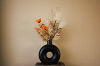 Moderne Gelassenheit - Blumen in schwarzer runder Vase