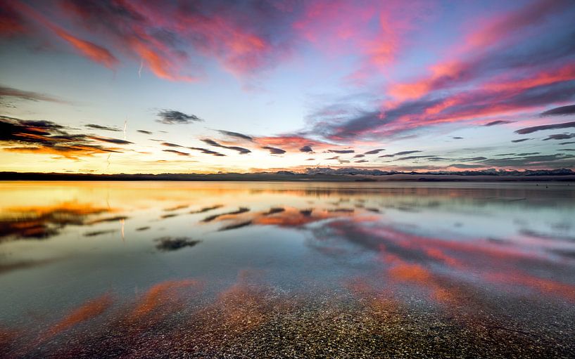 LP 71337511 sunrise and reflection of clouds at Lake Starnberg in Germany par BeeldigBeeld Food & Lifestyle