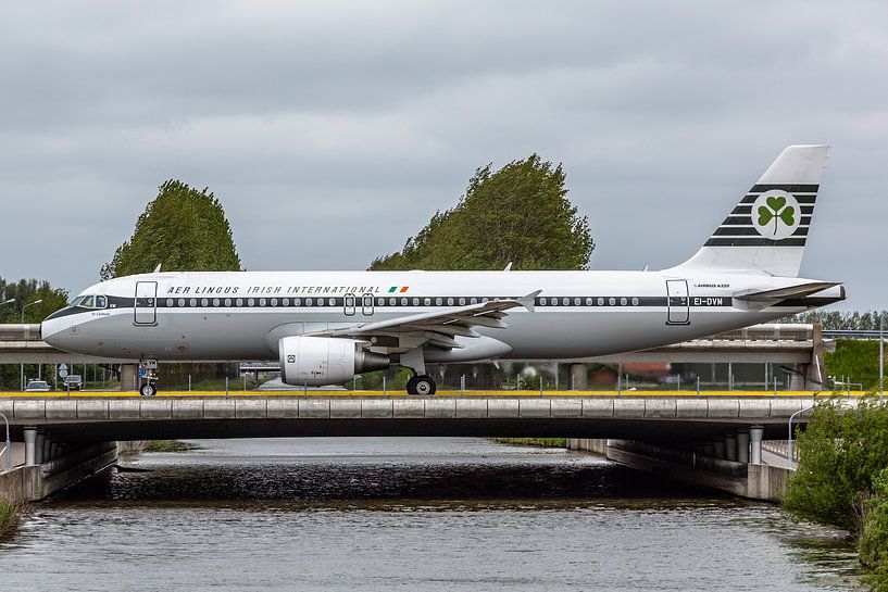 Un Airbus A320 d'Aer Lingus (EI-DVM), peint d'une veste rétro, roule vers le Polderbaan pour retourn par Jaap van den Berg