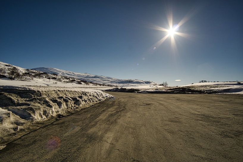 Route qui traverse les hautes montagnes norvégiennes par Martin Köbsch