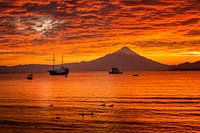 Sonnenaufgang über dem Llanquihue See mit dem schneebedeckten Vulkan Osorno
