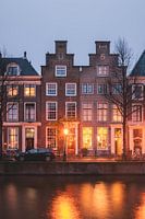 Het Rapenburg bij avondlicht