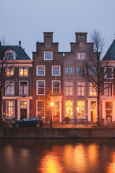 Het Rapenburg bij avondlicht par Chris van Keulen