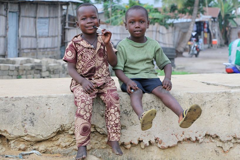 Jongetjes zitten op een muurtje van Cora Unk