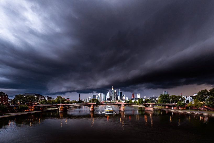Nuages de tempête et d'orage au-dessus de Francfort. Une vue unique de la ligne d'horizon de Francfo par Fotos by Jan Wehnert
