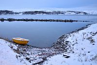 Gelbes Ruderboat in Winterlandschaft, Norwegen
