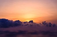 Sonnenaufgang über dem Meer von der spanischen Küste aus gesehen.