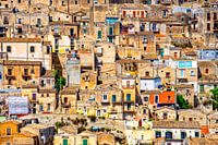 Buntes Stadtbild von Modica in Sizilien, Italien.