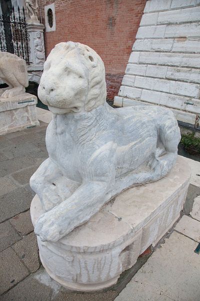 Ancienne statue romaine de lion devant l'arsenal à Venise, Italie par Joost Adriaanse