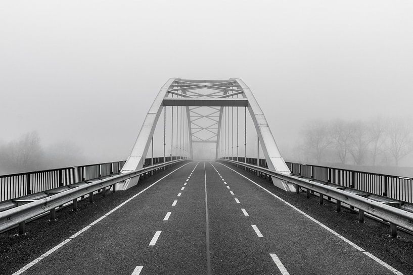 pont abandonné dans le brouillard, noir et blanc par Patrick Verhoef