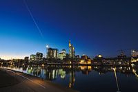 Frankfurt Skyline mit Komet bei Dämmerung Blaue Stunde