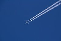 Les traînées de condensation d'un avion forment des cristaux de glace.