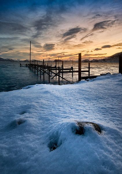 Alte Seebrücke bei Sonnenaufgang auf Godøy, Sunnmøre, Møre og Romsdal, Norwegen von qtx