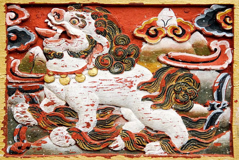 Relief eines Löwen in Bhutan von Theo Molenaar