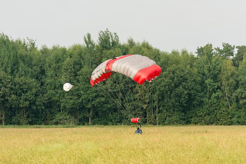 Landende parachutist in een weiland by Tonko Oosterink
