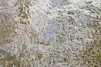 Grafisches Muster in der Spiegelung im Wasser.