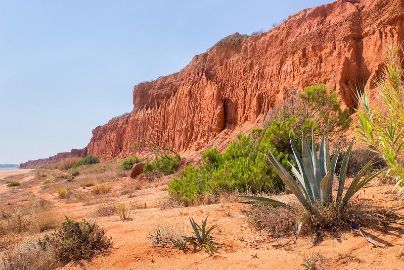 Landschap met steile rotsen en bergen aan Portugese kust par Ben Schonewille