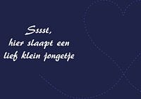 Ein kleiner Junge schläft hier