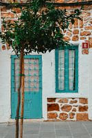 türkisfarbene Tür und Fenster blau| süßes kleines Haus auf Ibiza | bunte Reisefotografie