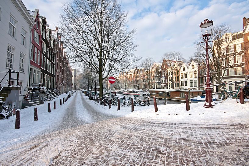 Besneeuwde straat in Amsterdam Nederland in de winter von Eye on You
