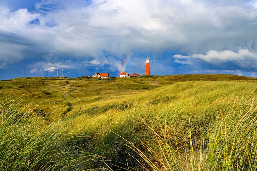 Texel-Leuchtturm in den Dünen mit stürmischem Himmel darüber von Sjoerd van der Wal Fotografie