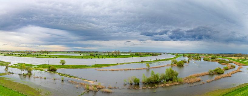 Fluss IJssel mit Gewitterwolken darüber von Sjoerd van der Wal Fotografie