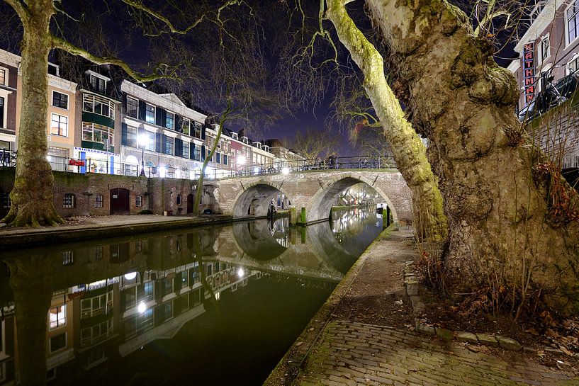 Die Oudegracht mit der Waisenbrücke in Utrecht von Donker Utrecht
