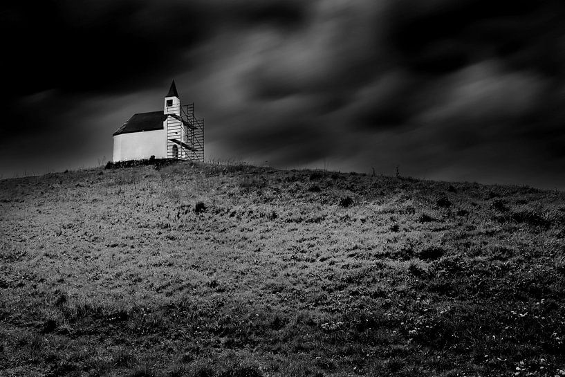 Der Leidschenveen-Hügel mit der weißen Kirche von Henk Langerak