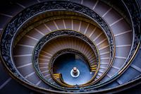 En Spirale vers le Divin : L'Escalier du Vatican