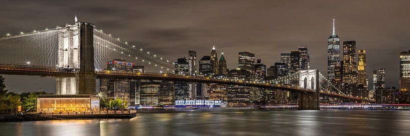 Malerische Brooklyn Bridge Impression bei Nacht | Panorama von Melanie Viola