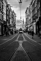 Naderende tram op de Leidsestraat in Amsterdam