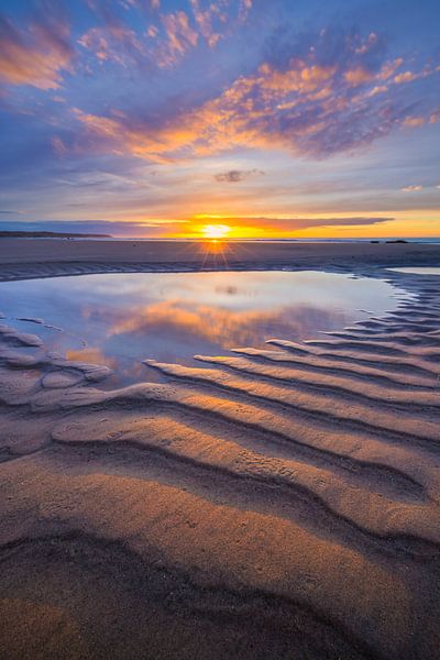 Ein spektakulärer und farbenprächtiger Sonnenuntergang am Strand von Wissant an der Côte d&#039;Opale in Frankreich. von Bas Meelker