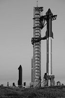 3 SpaceX Starship prototypes (Starship - Starship Superheavy - Starhopper) Black/white