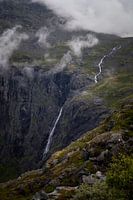 Mystischer Wasserfall im norwegischen Nebelwald