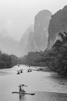 Rivierbootjes in karst landschap